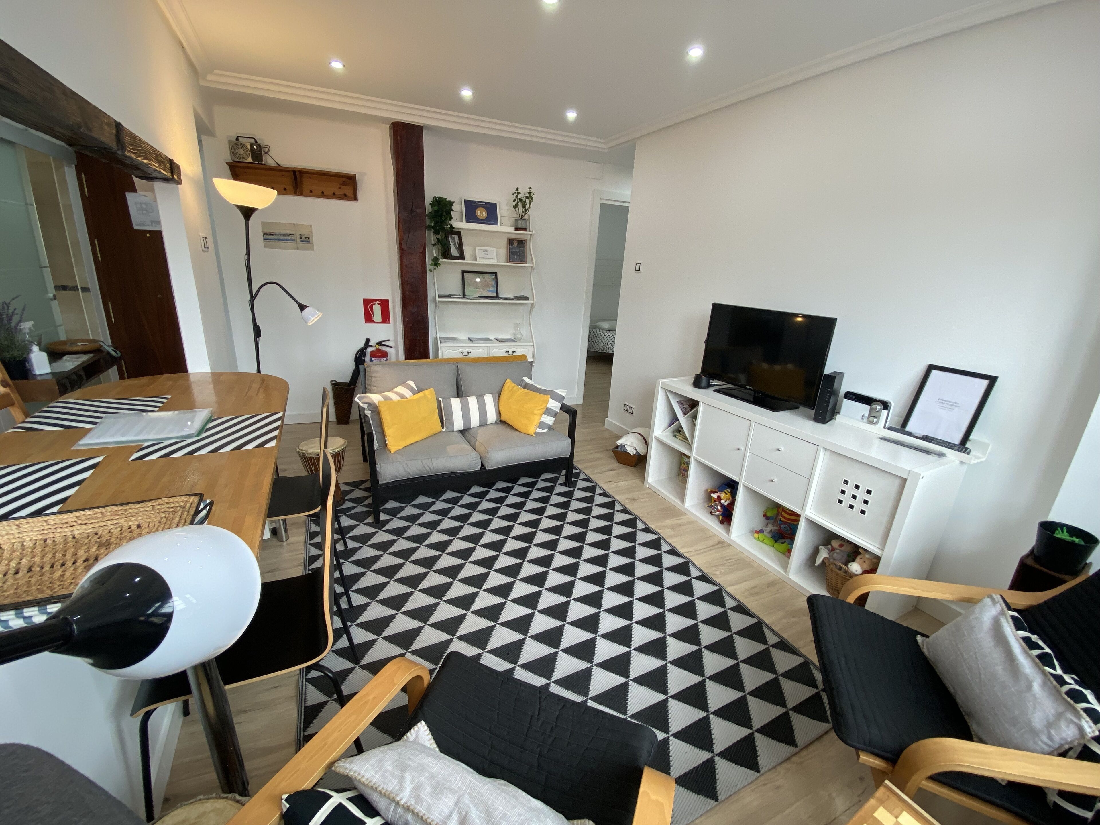 Een televisie en boeken