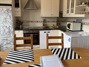 Een koelkast, een magnetron, een oven, een kookplaat
