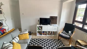 Una televisión, libros