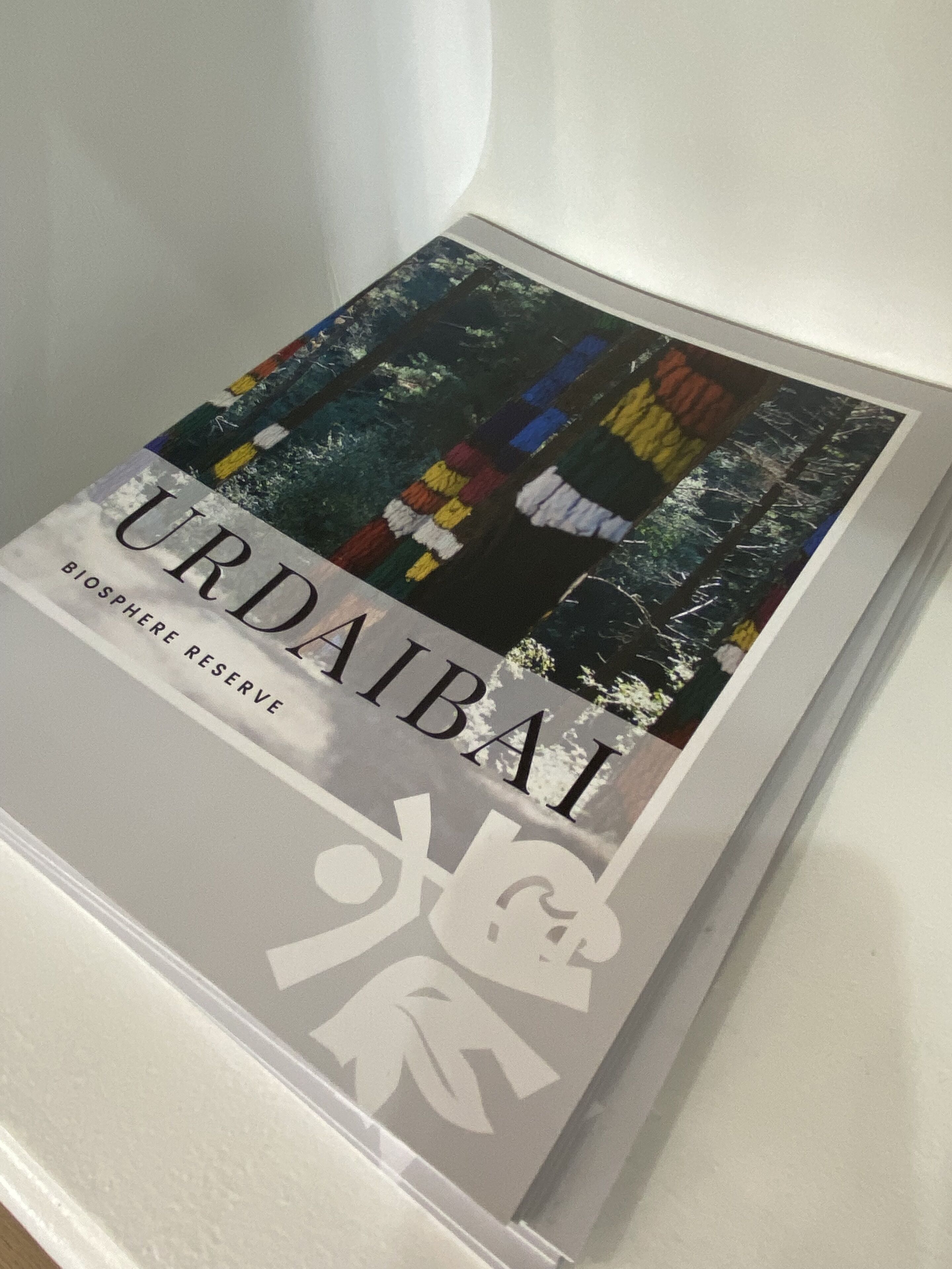 Un libro titulado 'URDAIBAÏ' con una imagen del bosque en la portada.