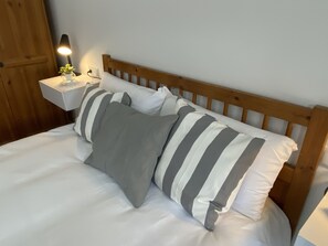 3 slaapkamers, een strijkplank/strijkijzer, reisbedje, gratis wifi