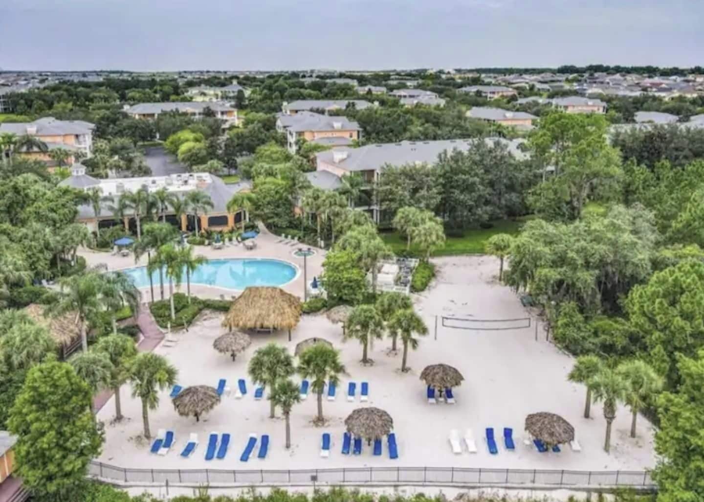 Et oppvarmet basseng og solsenger