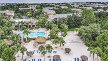 Et oppvarmet basseng og solsenger