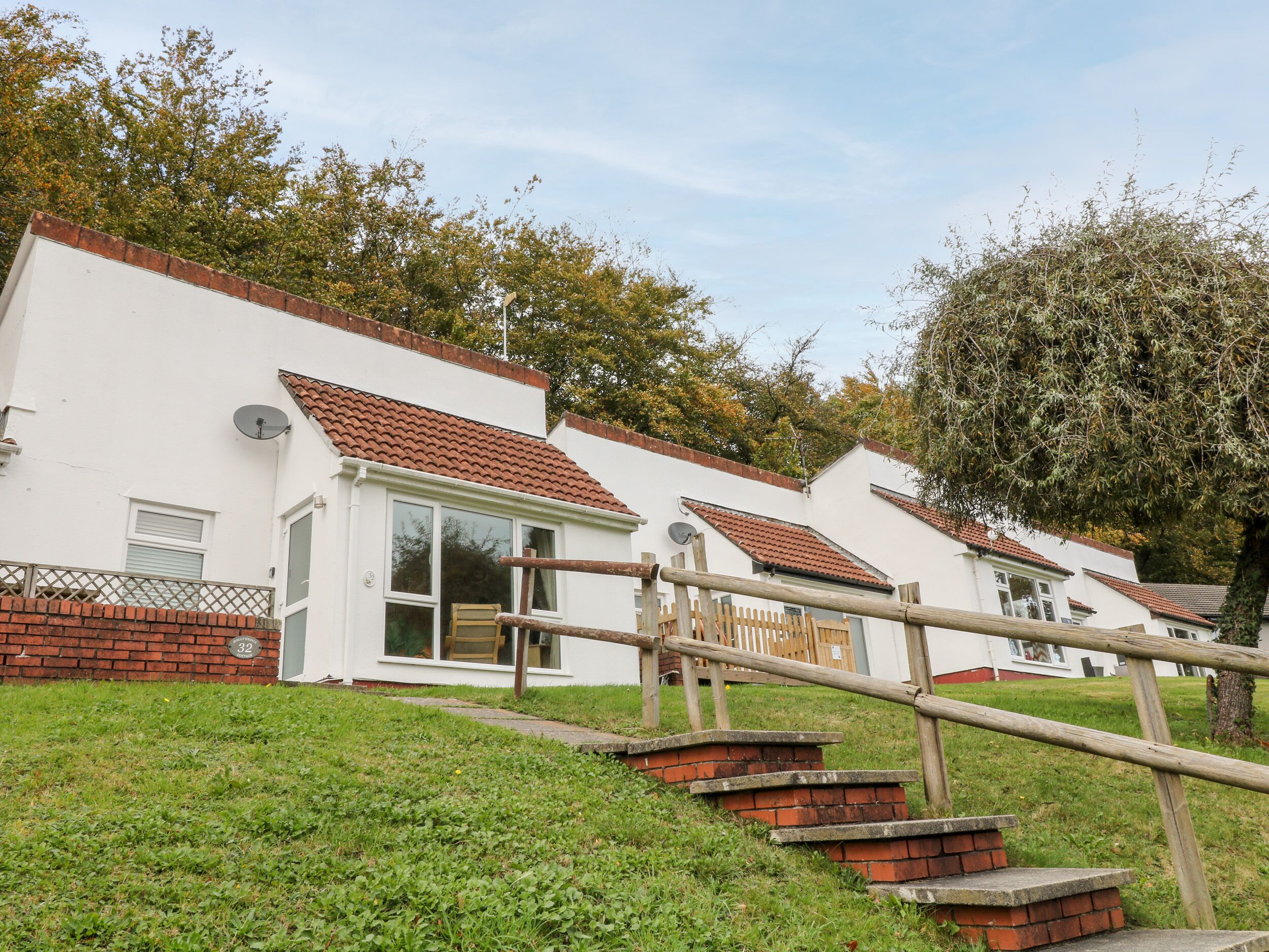 32 MANORCOMBE, pet friendly, with pool in St Ann's Chapel, Cornwall
