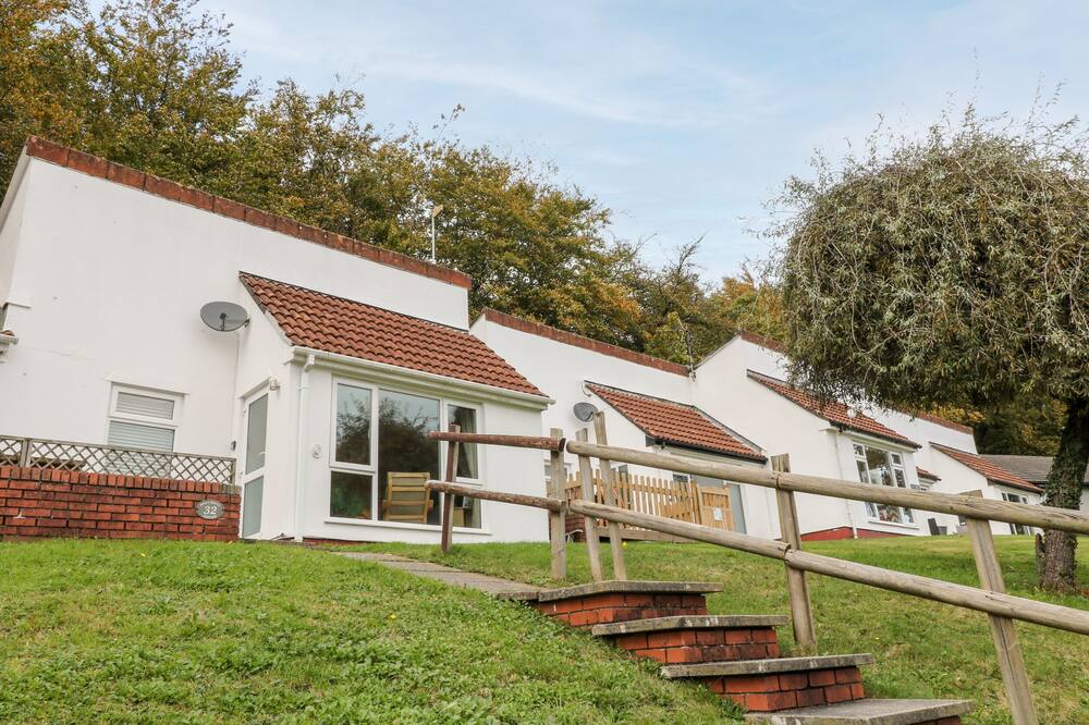 32 MANORCOMBE, pet friendly, with pool in St Ann's Chapel, Cornwall
