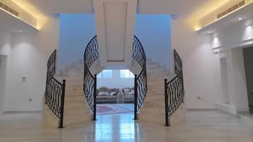 Family Villa | Meja sambut tetamu