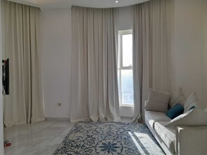 Familienvilla | Wohnbereich | 55-Zoll-Smart-TV mit Kabelempfang, Fernseher