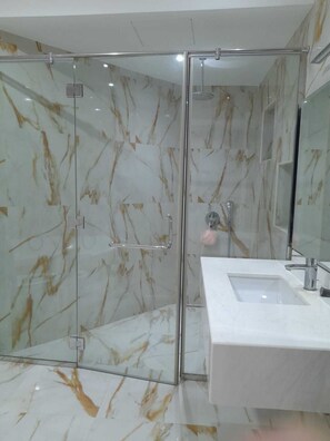 Family Villa | Bathroom | Deep-soaking bathtub, rainfall showerhead, towels - Holiday Villa Ras Al Khaimah (Ras Al Khaimah)