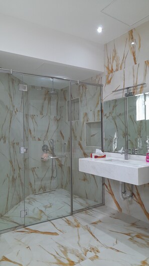 Familienvilla | Badezimmer | Komfortbadewanne, Regendusche, Handtücher