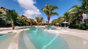 Pool - Penthouse with lagoon pool 100m from the beach. (Mont Choisy)