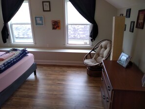 1 camera, una scrivania, ferro/asse da stiro, culla da viaggio