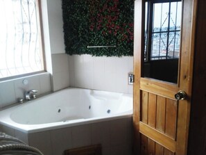 Kombination af bruser/badekar, boblebadekar, bidet