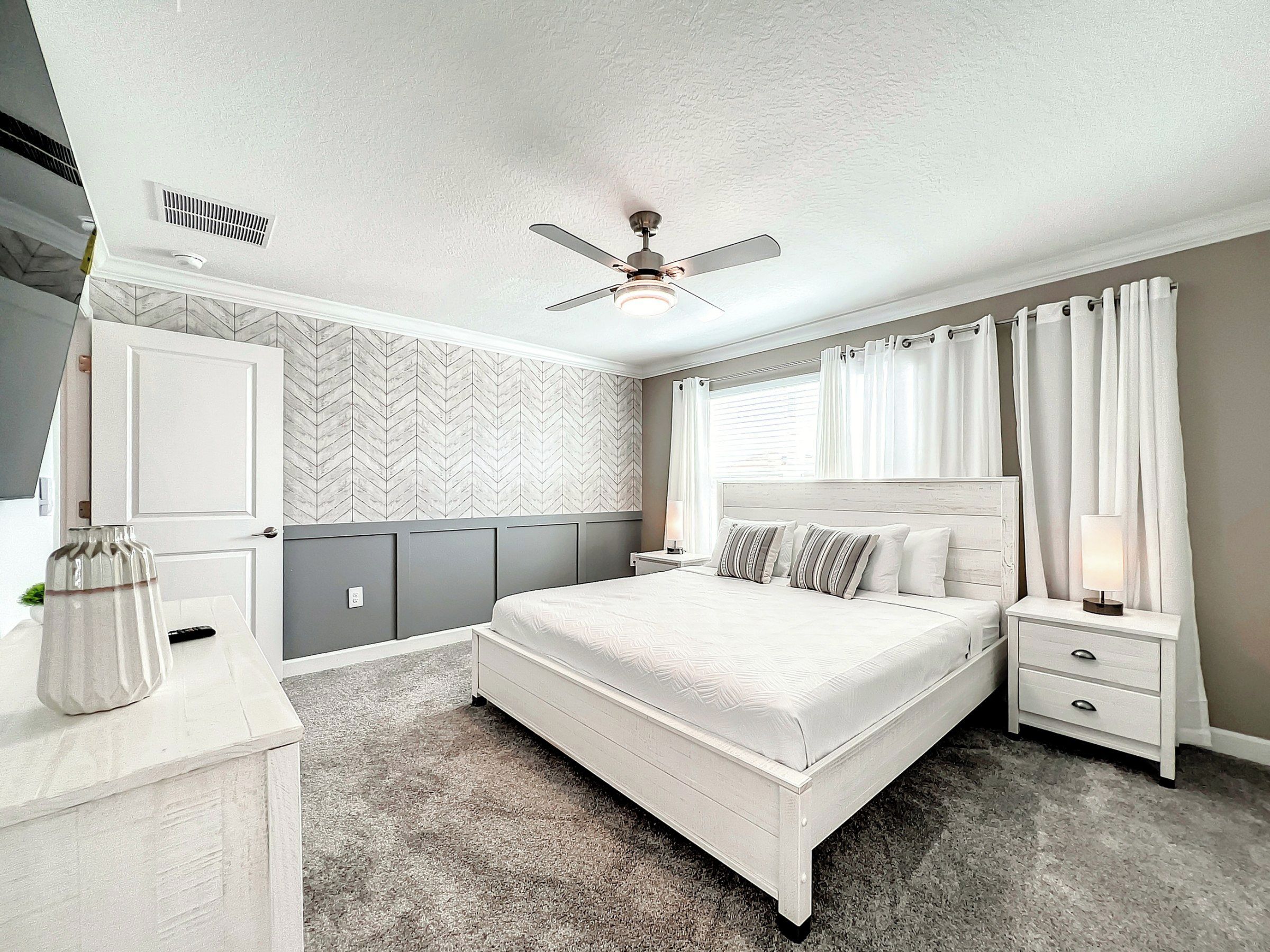 4 bedrooms, iron/ironing board, WiFi, bed sheets