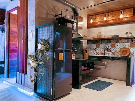 Deluxe Studio | Egyptian cotton sheets, premium bedding, down comforters