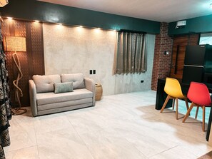 Premier Studio Suite | Living area | Flat-screen TV, Netflix, streaming services - Blue Tulip (Lapu-Lapu)