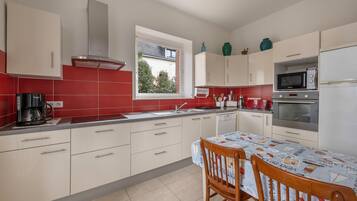 Een koelkast, een microgolfoven, een oven, een vaatwasser