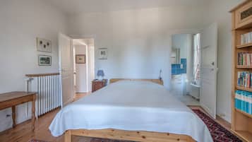 5 bedrooms, iron/ironing board, free WiFi