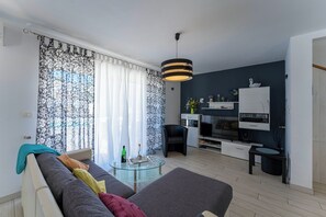 Télévision, cheminée, table de tennis de table