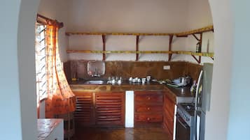 Kühlschrank, Ofen, Herdplatte, Wasserkocher mit Kaffee-/Teezubehör