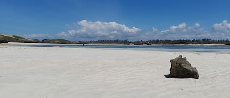 Vlak bij het strand, ligstoelen aan het strand