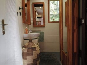 Een douche, een haardroger, handdoeken, toiletpapier