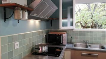 Een koelkast, een microgolfoven, een oven, een kookplaat