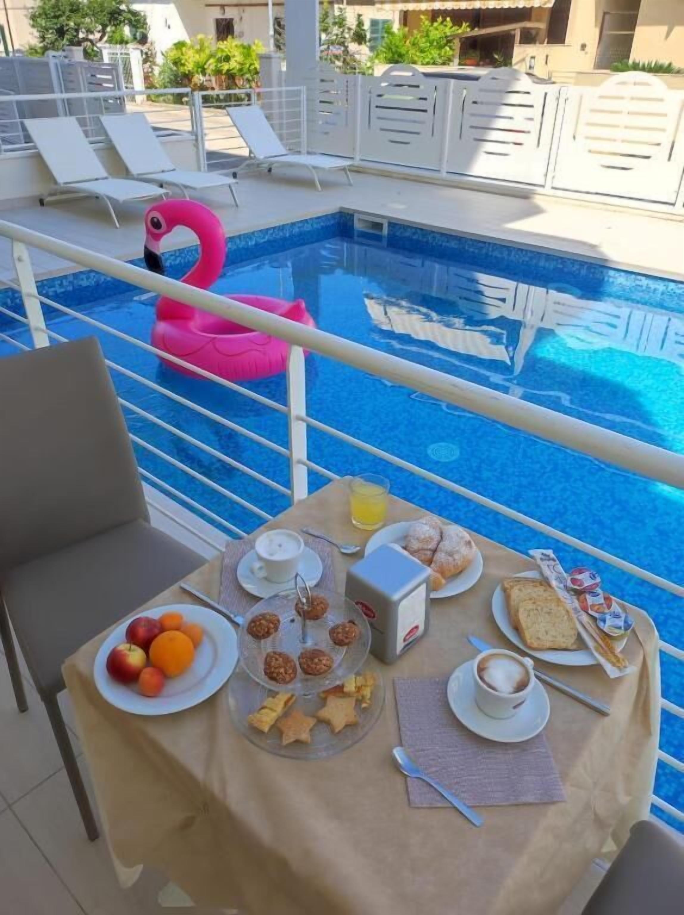 Außenpool (je nach Saison geöffnet), Liegestühle