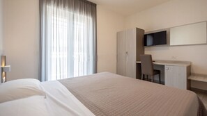 In-room safe, desk, laptop workspace, soundproofing - HOTEL SETTIBI (Giulianova)
