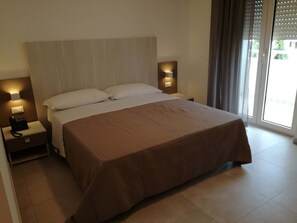 In-room safe, desk, laptop workspace, soundproofing - HOTEL SETTIBI (Giulianova)