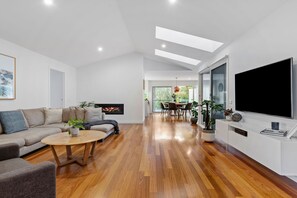 TV connectée, cheminée, livres, espaces bureaux