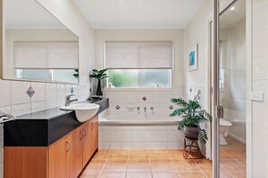 Bathtub, hair dryer, towels - Rye Family Retreat: 4  BR, 2  BA House in Rye, Sleeps 8 (Rye)