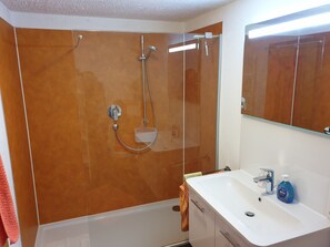 Een douche, een haardroger, handdoeken