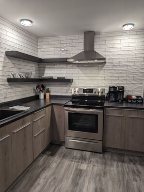 雪櫃、微波爐、焗爐、爐具