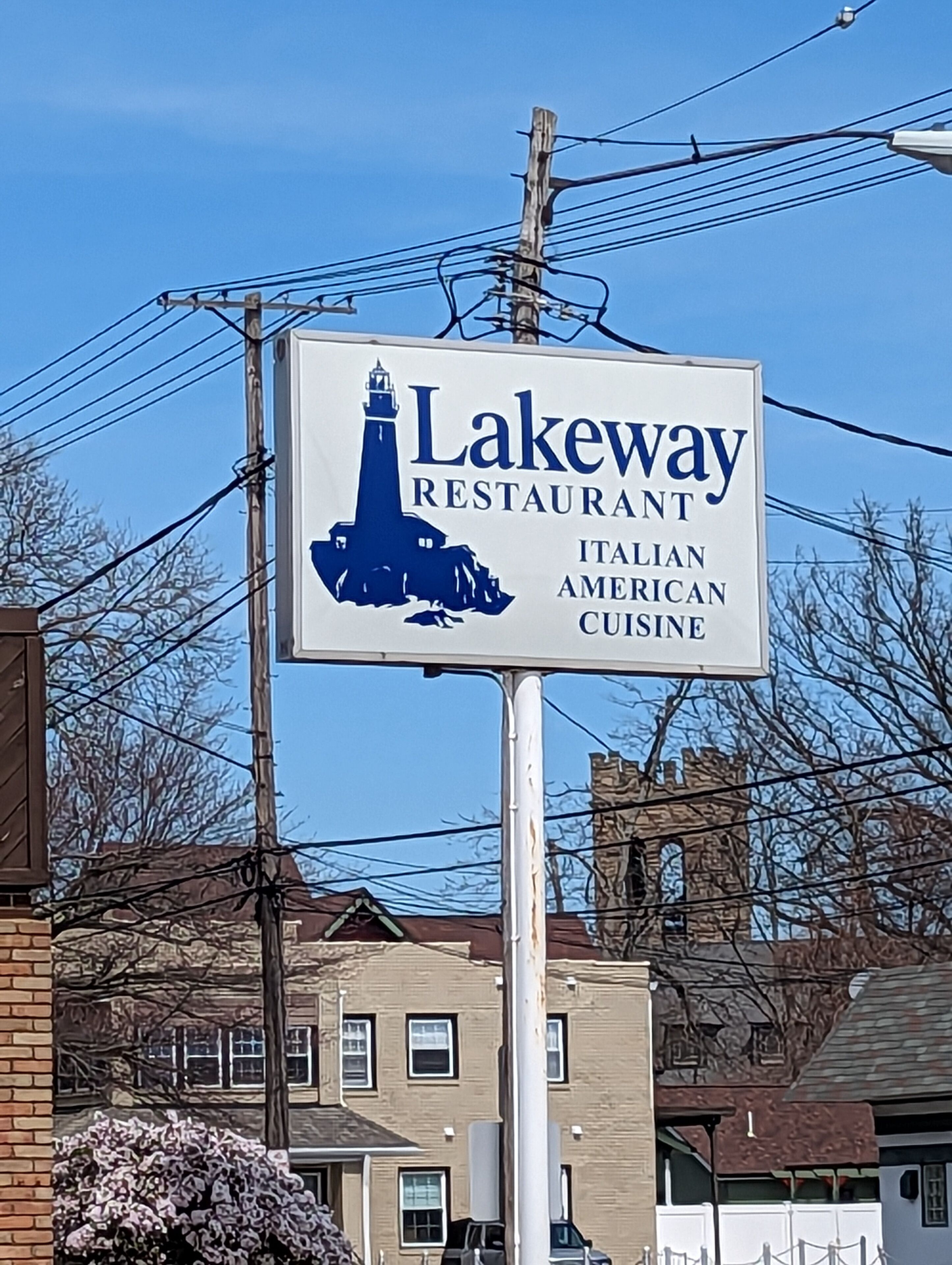 En skylt för restaurangen Lakeway, som annonserar italiensk, amerikansk och cajunmat.