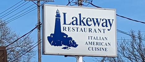 En skylt för restaurangen Lakeway, som annonserar italiensk, amerikansk och cajunmat.
