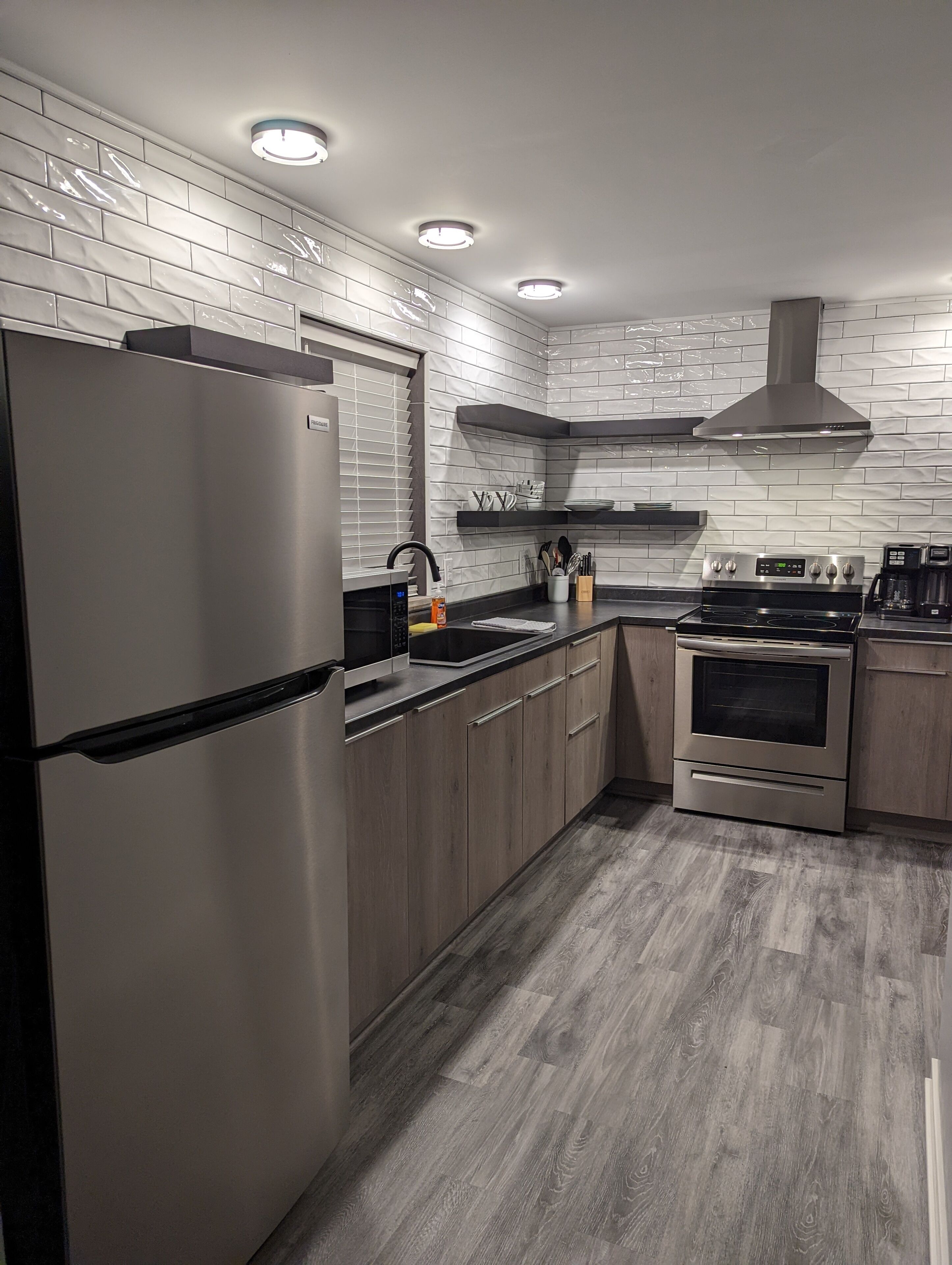 Refrigerador, microondas, horno y parrilla de estufa 