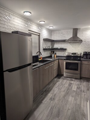 Kjøleskap, mikrobølgeovn, ovn og kokeplater