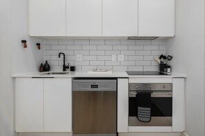 Kühlschrank, Mikrowelle, Ofen, Herdplatte