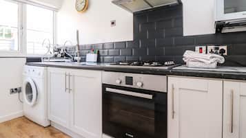 Cottage | Private kitchen | Fridge, electric kettle, toaster, cookware/dishes/utensils