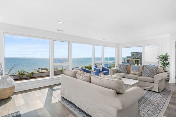 Smart TV - Private beach. 4 bedrooms and 3 full baths. RPMS116 (West Harwich)