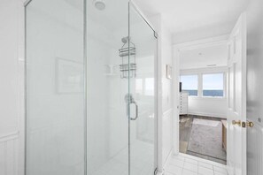 Ensemble douche/baignoire, serviettes fournies
