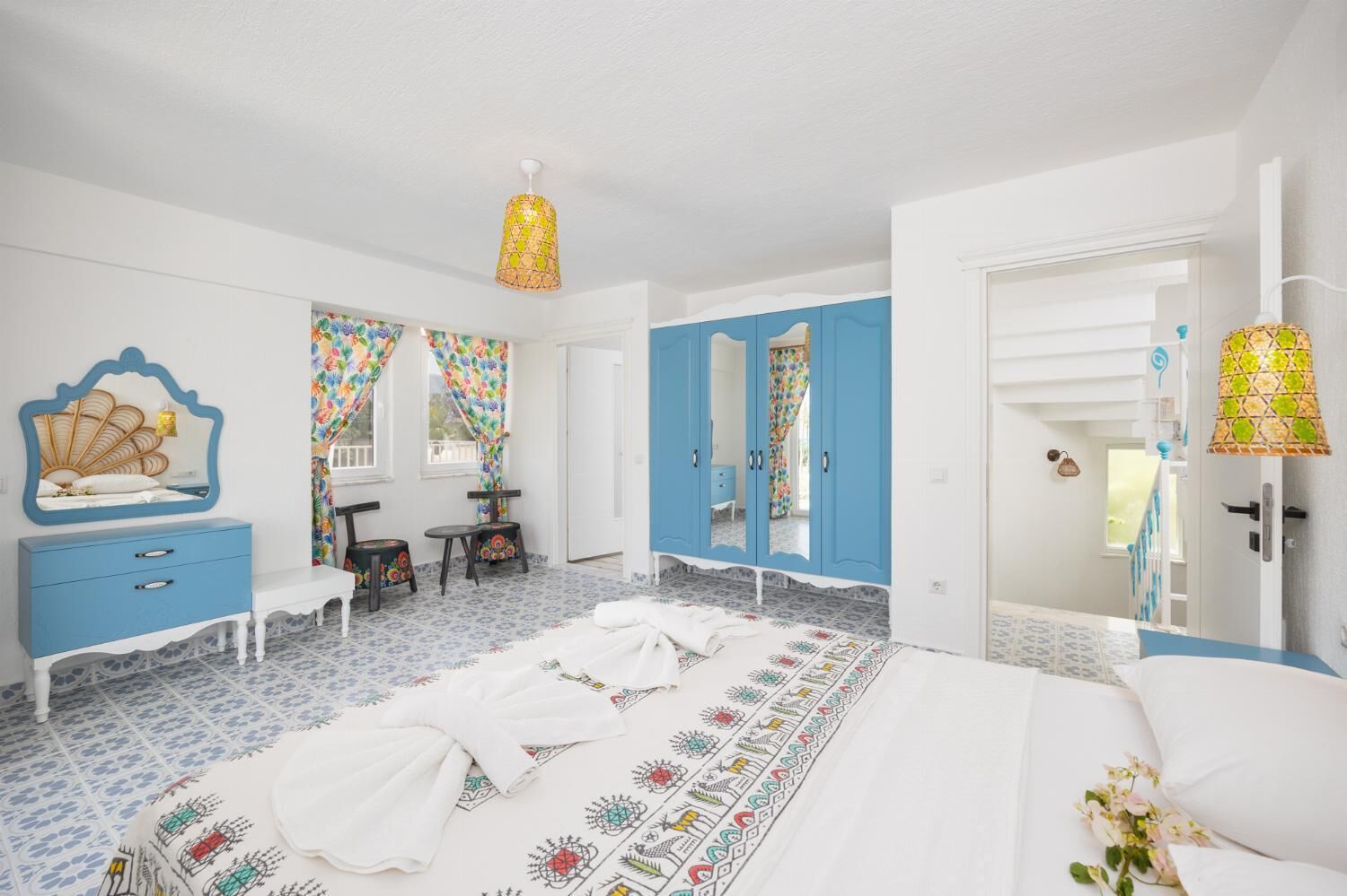 Une pièce comprenant un lit, une commode, une chaise, une table et une armoire.