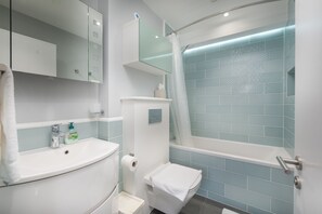 Douche, séchoir à cheveux, serviettes fournies, savon