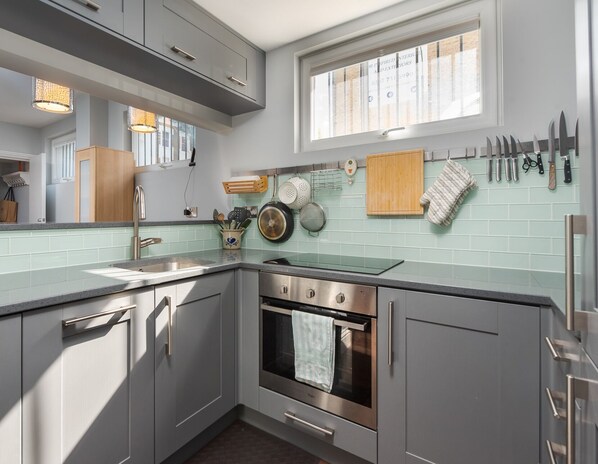 冷蔵庫、電子レンジ、オーブン、コンロ