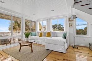 Televisión y oficina 