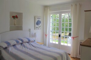 5 soverom, skrivebord, strykejern/-brett og reiseseng for barn