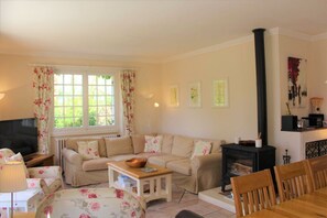 Smart-tv, een dvd-speler, een tafeltennistafel en boeken