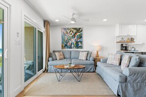 Smart TV - Beachfront Oasis, Steps to Beach, King Bed & Free Daily Adventures! Endless Summer! (Destin)