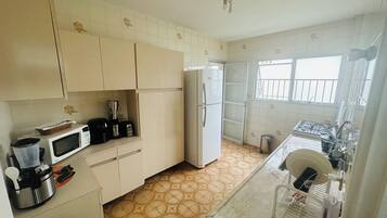 Geladeira, micro-ondas, fogão, cooktop