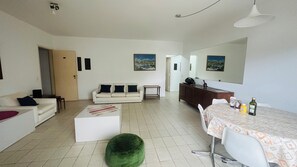 Smart-TV, Videospiele, Tischtennisplatte, Stereoanlage